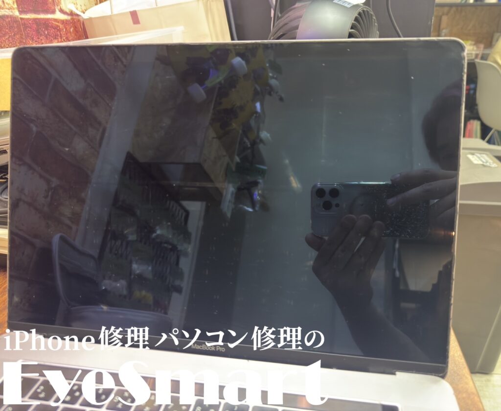 Macbook Pro 15インチ 2018年モデル フレームが凹み映像が映らない状態