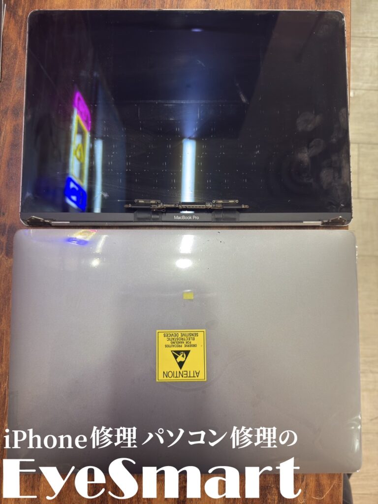 Macbook Pro 15インチ 2018年モデル 新しい画面を合わせた状態