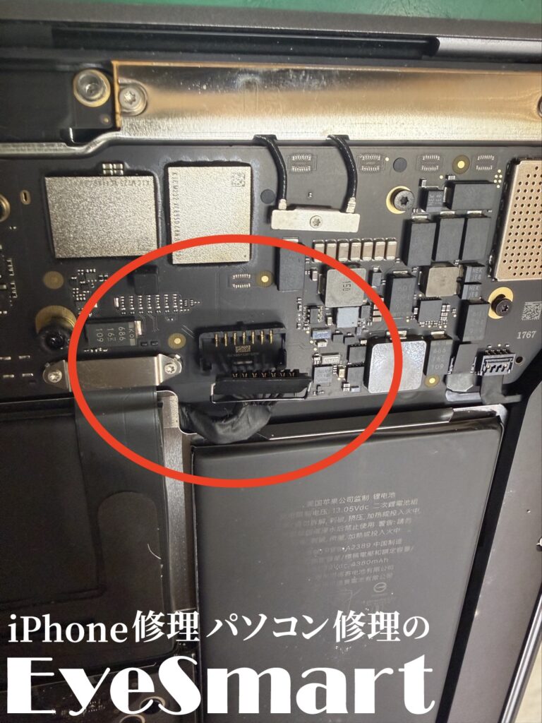 MacBook Air 2020 M1 バッテリーコネクタを外したところ