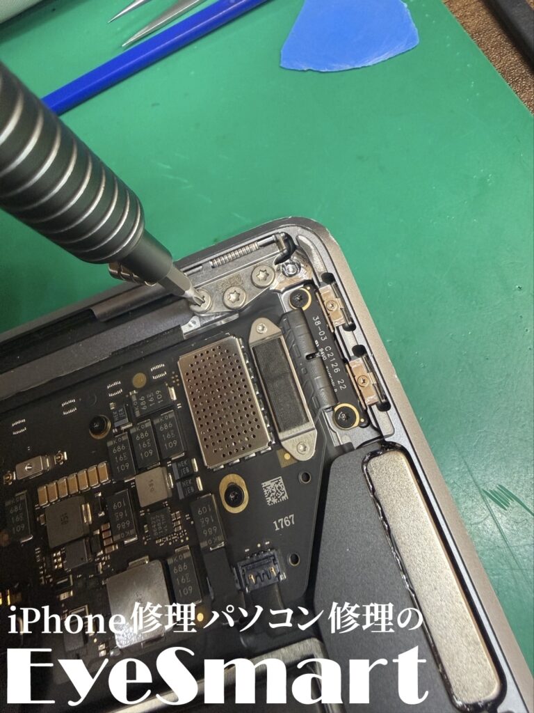 MacBook Air 2020 M1 ヒンジのネジを取り外したところ