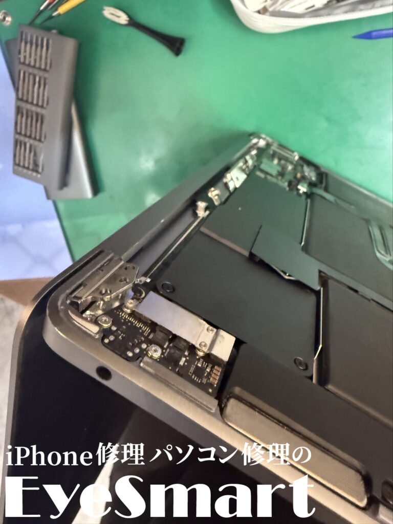 MacBook Air 2020 M1 液晶パーツと本体を取り外すための角度を調整しているところ
