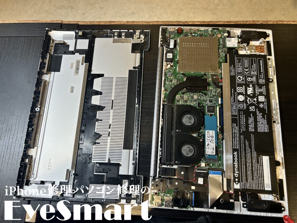 dynabook F8/P 背面パネルを取り外したところ