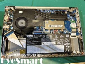 ThinkBook 14 G4 バッテリーを取り外すところ