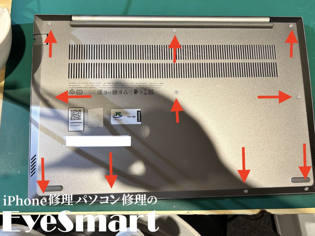 ThinkBook 14 G4背面パネルを取り外すところ