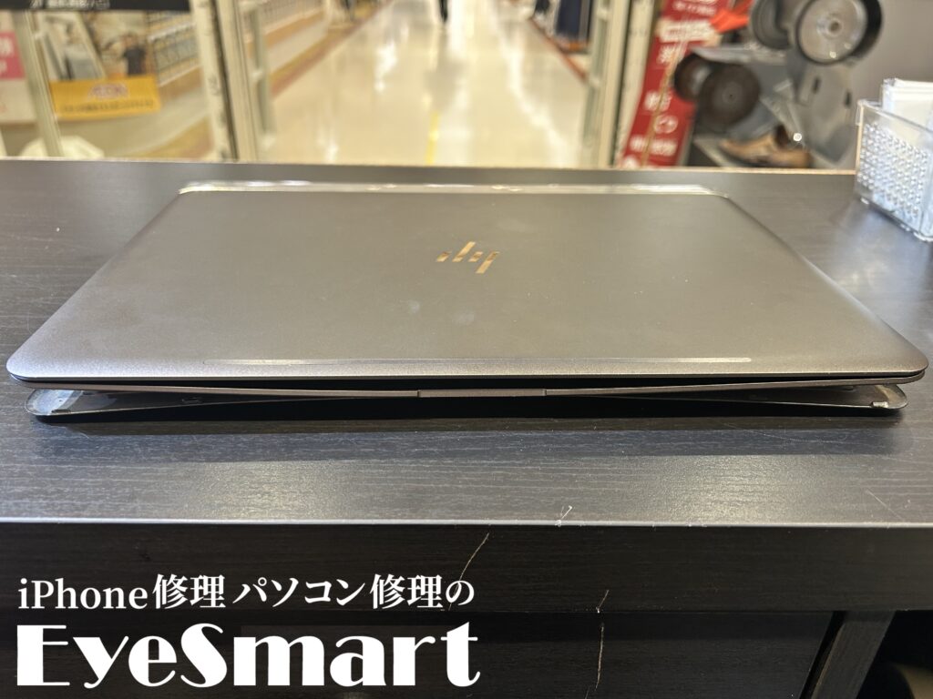 HP Spectre のバッテリーが膨張しているところ。