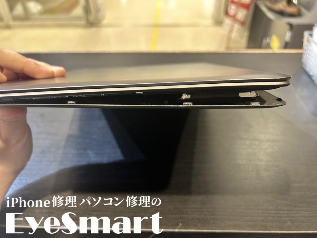 HP Spectre バッテリーが膨張しているところ。