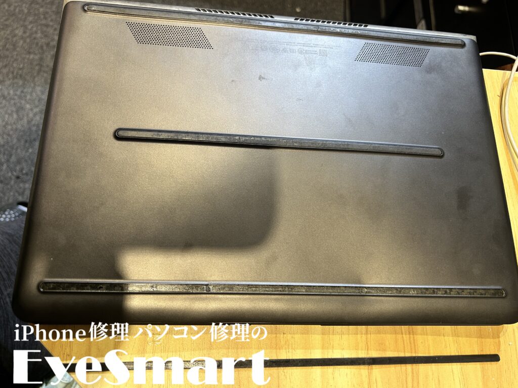 HP Spectre 背面パネルのネジを取り外すところ