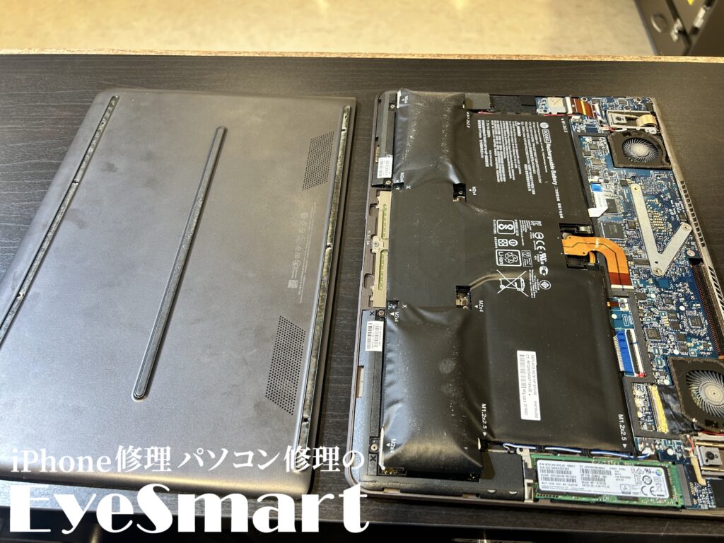 HP Spectre 背面パネルを取り外したところ