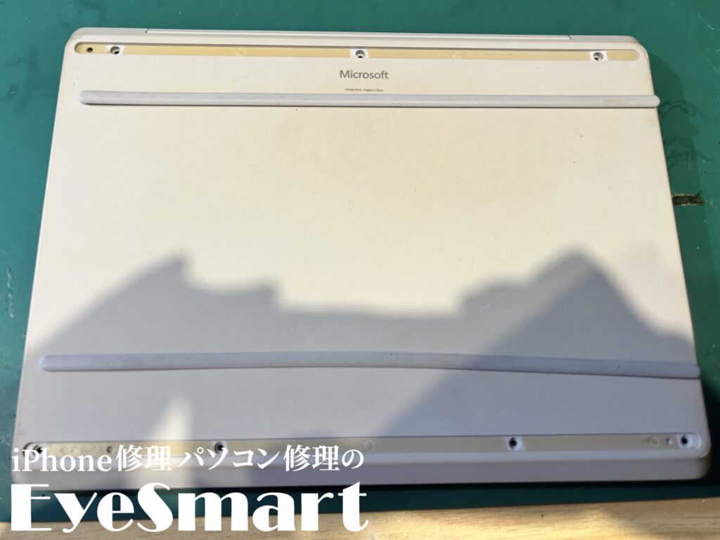 Surface LapTop GO 1943 背面のネジを取り外す作業