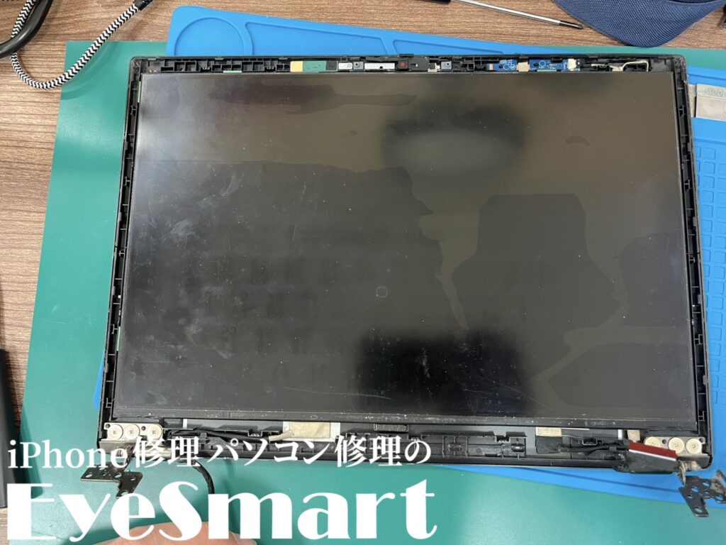 ThinkPad L13 Gen 4 画面をヒンジから取り外したところ